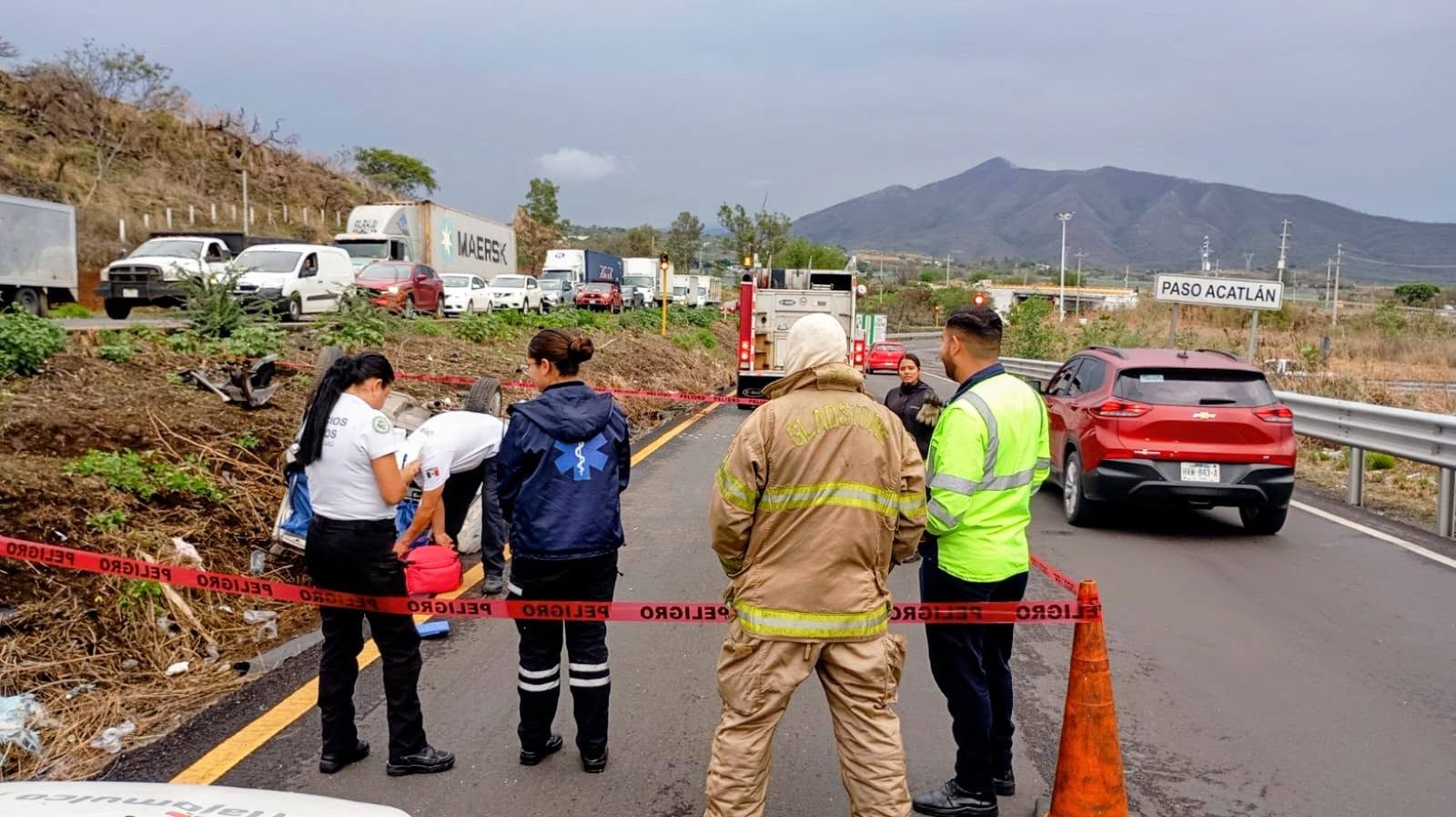 Trágica volcadura en la Carretera a Morelia deja una persona sin vida en Acatlán de Juárez